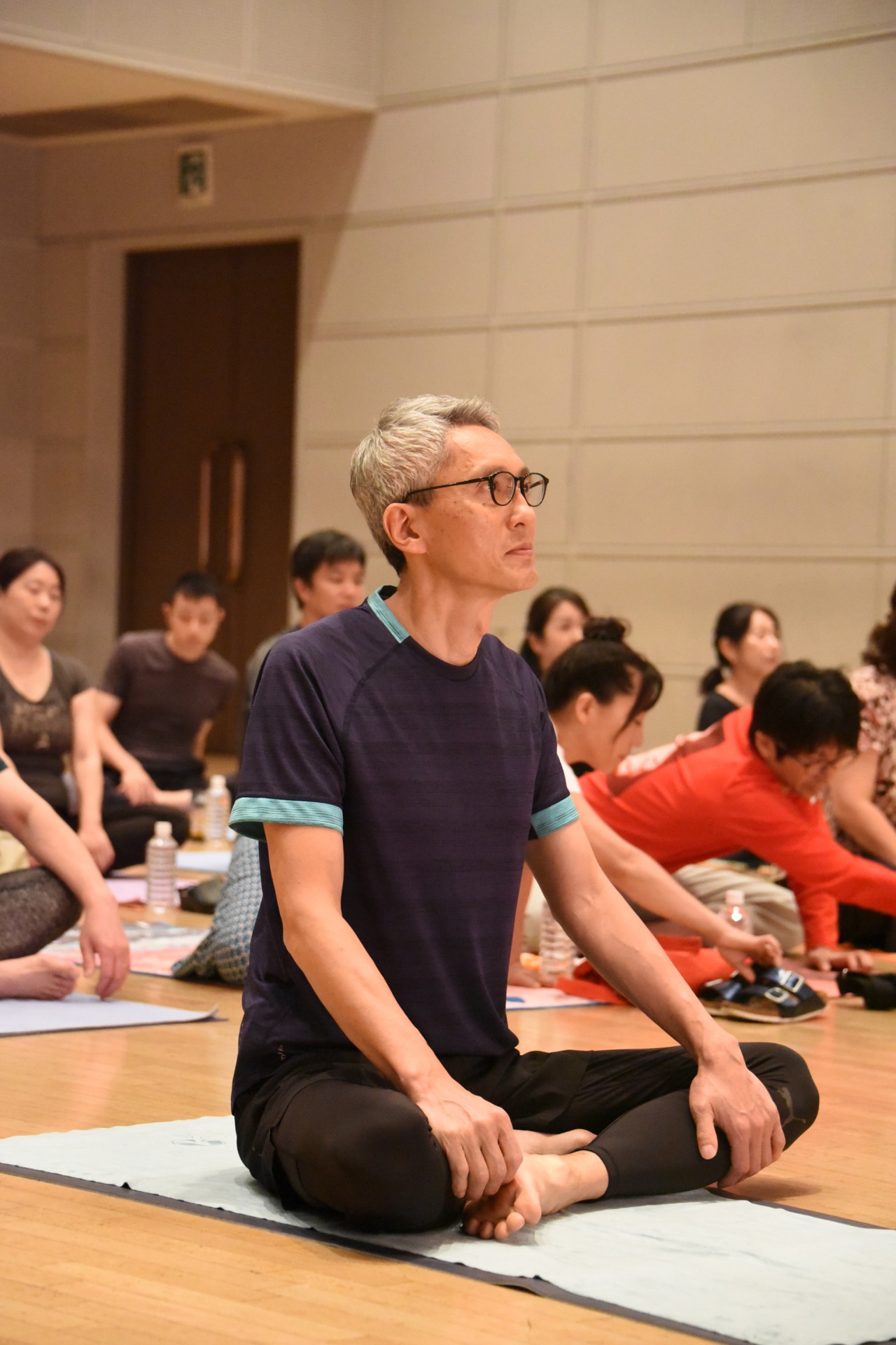 ヨガを体験する松重豊。