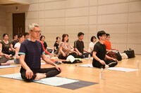 ヨガ体験の様子。