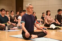 ヨガを体験する松重豊。