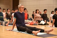 ヨガを体験する松重豊。