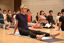 ヨガを体験する松重豊。