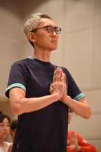 ヨガを体験する松重豊。