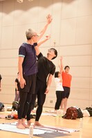 松重豊（左）の背の高さに驚く細川徹（右）。