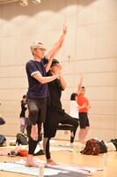 “円満ヨガ”を体験する松重豊（左）と細川徹（右）。