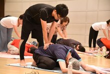 ヨガを体験する細川徹（奥）と松重豊（手前）。