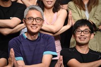 左から松重豊、細川徹。