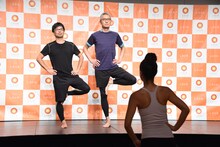 インストラクターの井上佳穂理（手前）からポーズの指示を受ける松重豊（奥右）と細川徹（奥左）。