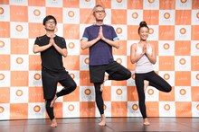 左から細川徹、松重豊、インストラクターの井上佳穂理。