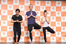 ポーズを保てず、両足を着いてしまった細川徹（左）。