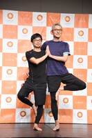 “円満ヨガ”を体験する松重豊（右）と細川徹（左）。