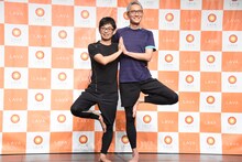 “円満ヨガ”を体験する松重豊（右）と細川徹（左）。