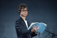 アフレコ中の山寺宏一。