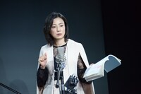 アフレコ中の菅野美穂。