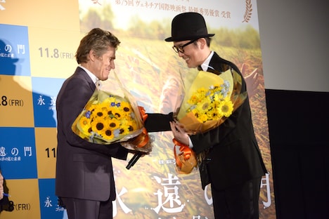 ウィレム・デフォー（左）に花束を渡すリリー・フランキー。