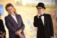 左からウィレム・デフォー、リリー・フランキー。