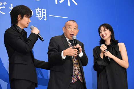 小松菜奈（右）の泣き演技を再現する笑福亭鶴瓶（中央）。