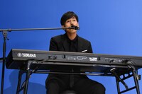 「光るソラ蒼く」を歌うK。