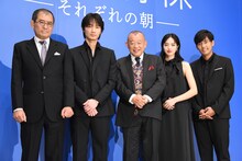 「閉鎖病棟―それぞれの朝―」完成披露試写会の様子。左から平山秀幸、綾野剛、笑福亭鶴瓶、小松菜奈、K。