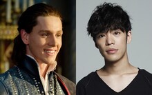 左からハリス・ディキンソン演じるフィリップ王子、小野賢章。