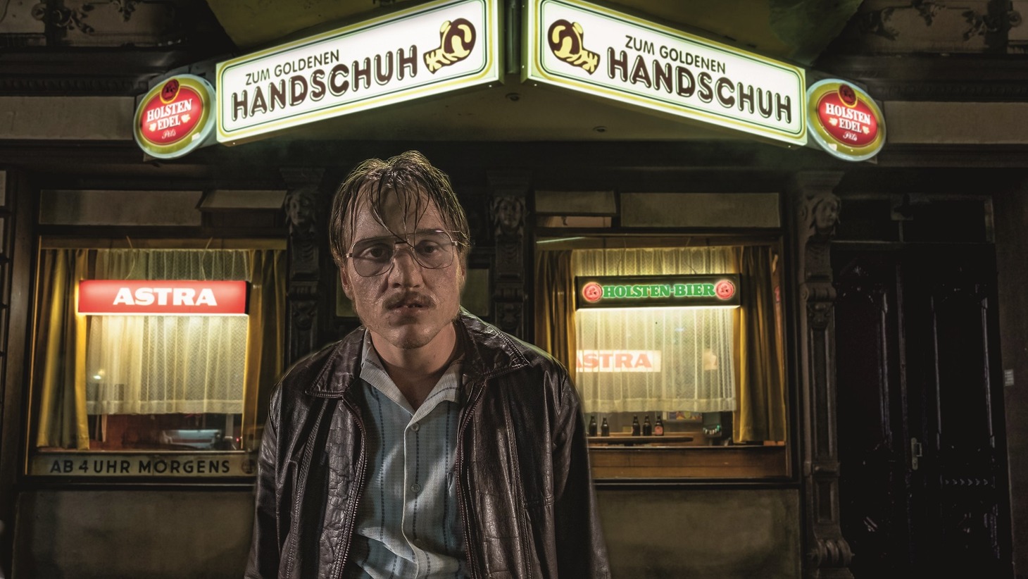 「屋根裏の殺人鬼フリッツ・ホンカ」 (c)2018bomberoint._WarnerBros.Ent. photo by Gordon Timpen