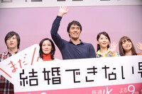 左から塚本高史、吉田羊、阿部寛、稲森いずみ、深川麻衣。