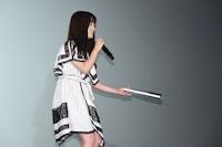 浅川梨奈の写真集をアピールし終え、スタッフに手渡しに行く橋本環奈。