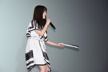 浅川梨奈の写真集をアピールし終え、スタッフに手渡しに行く橋本環奈。