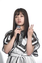 「かぐや様は告らせたい ～天才たちの恋愛頭脳戦～」関連イベントの登壇数を数える橋本環奈。