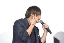 「音が聞こえ始めるところ」を説明する平野紫耀。