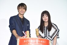 左から平野紫耀、橋本環奈。