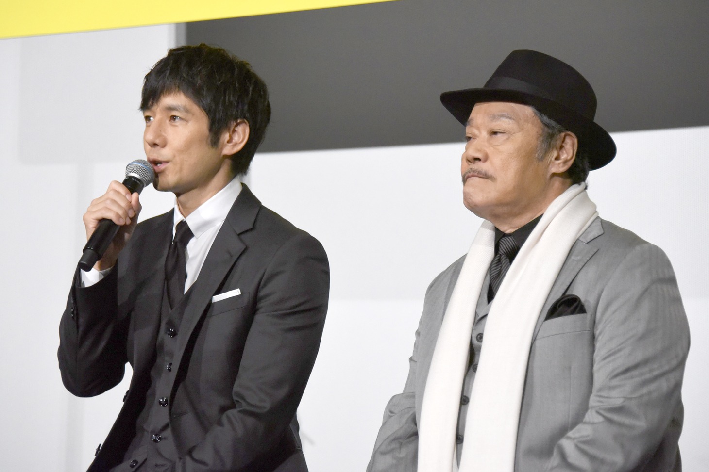 左から西島秀俊、西田敏行。