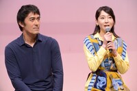 左から阿部寛、稲森いずみ。