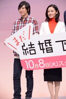 左から塚本高史、吉田羊。