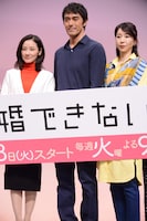 左から吉田羊、阿部寛、稲森いずみ。