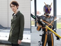 左から村上幸平演じる草加雅人、仮面ライダーカイザ。