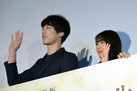 左から坂口健太郎、有村架純。