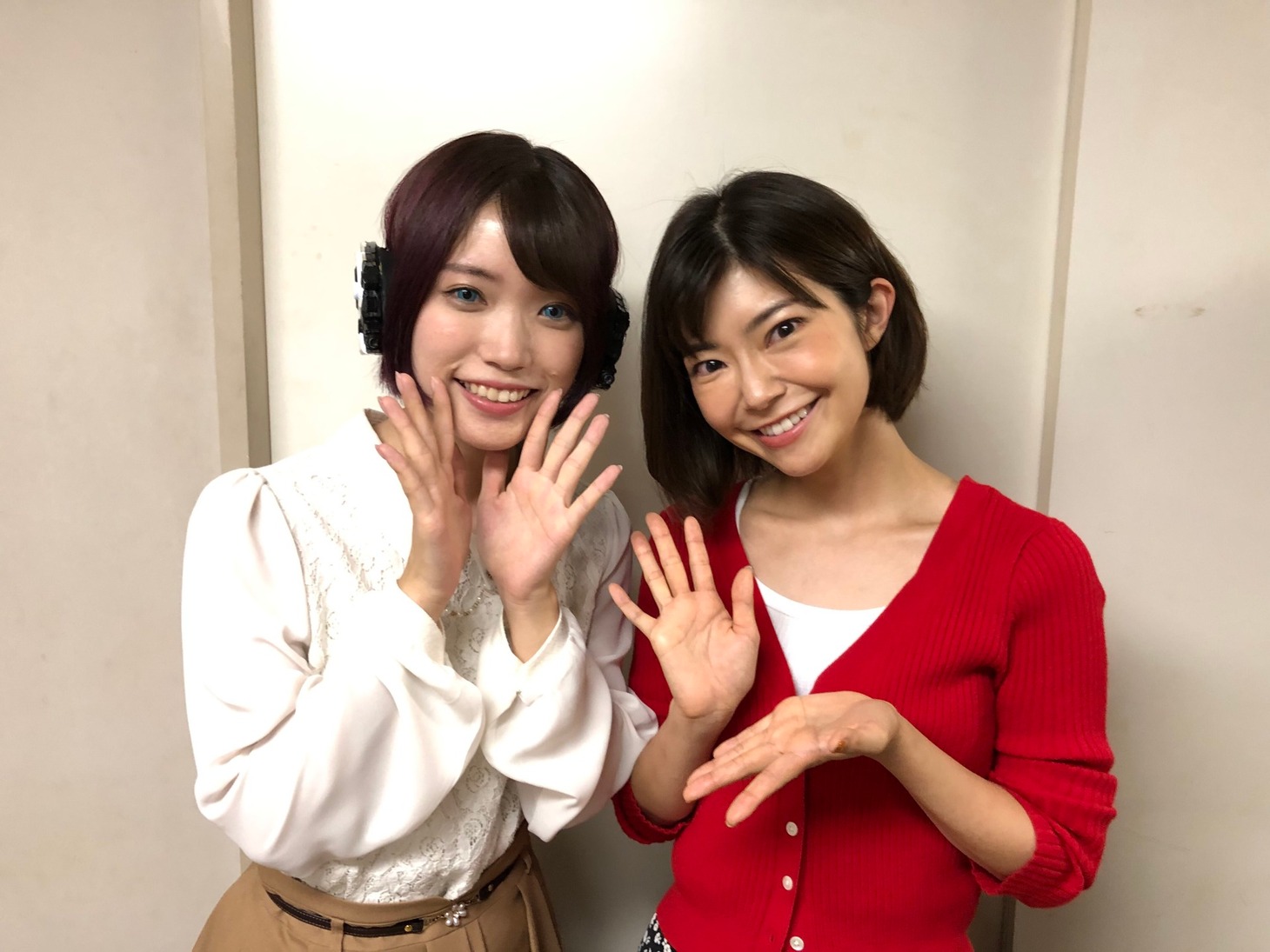 左から美山加恋、伊瀬茉莉也。