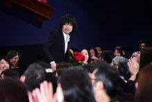 来た道を戻ろうとする素振りを見せる宮本浩次。