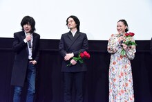 考え込む宮本浩次（左）。