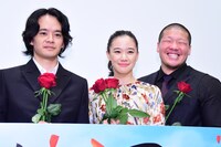 「宮本から君へ」公開記念舞台挨拶の様子。左から池松壮亮、蒼井優、一ノ瀬ワタル。