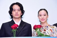 左から池松壮亮、蒼井優。