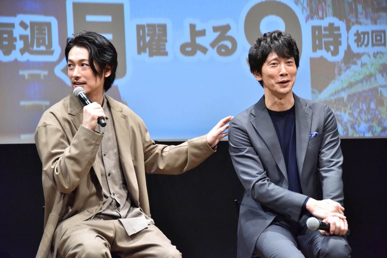 佐々木蔵之介（右）の“ゆるキャラ”っぷりを熱弁するディーン・フジオカ（左）。