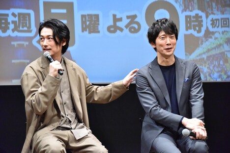 佐々木蔵之介（右）の「ずるさ」を語るディーン・フジオカ（左）。