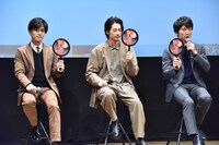 許せない札を上げる岩田剛典、ディーン・フジオカ、佐々木蔵之介。