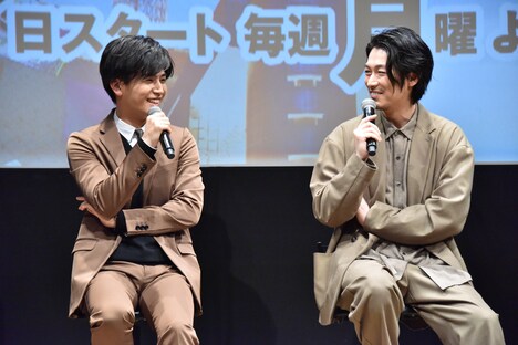 左から岩田剛典、ディーン・フジオカ。