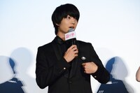 胸元の“惡の華”マスコットを見せる伊藤健太郎。