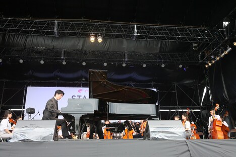 「クラシック in シネマ」ステージの様子。福間洸太朗(ピアノ演奏者)。