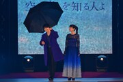 「Rakuten GirlsAward 2019 AUTUMN/WINTER」の様子。左から吉沢亮、吉岡里帆。