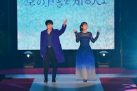 左から吉沢亮、吉岡里帆。