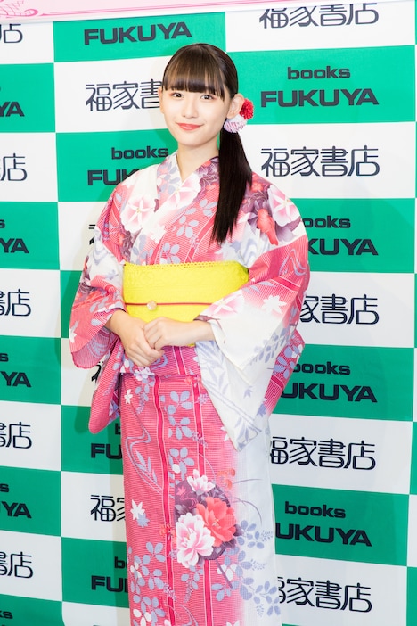浴衣姿で登場した浅川梨奈。